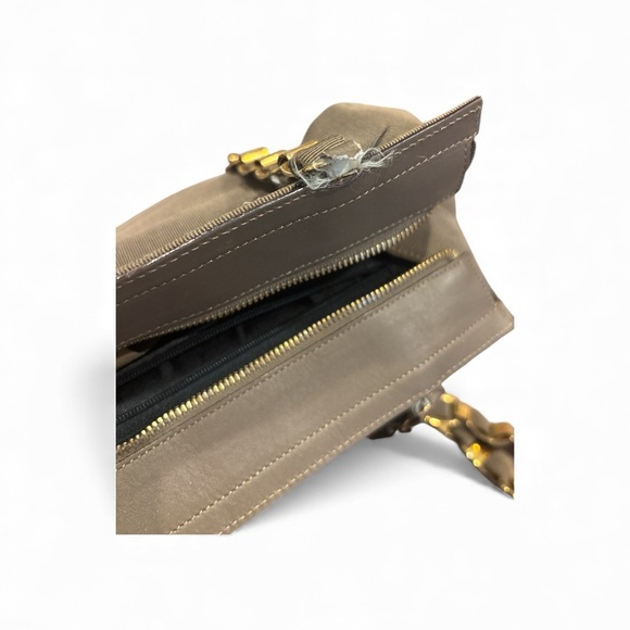 Salvatore Ferragamo Gancini Vara Shoulder Bag – Made in Italy - Picture 7 of 9